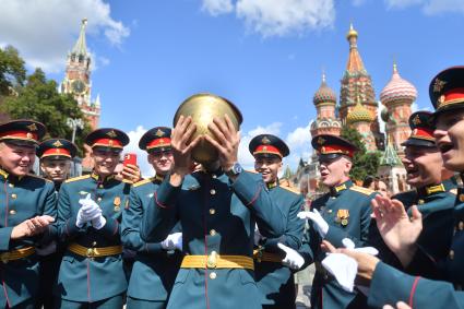 Москва. Выпускники Московского высшего общевойскового командного училища после торжественной церемонии вручения дипломов и нагрудных знаков об окончании училища на Красной площади.