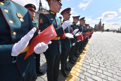 Москва. Выпускники Московского высшего общевойскового командного училища во время торжественной церемонии вручения дипломов и нагрудных знаков об окончании училища на Красной площади.