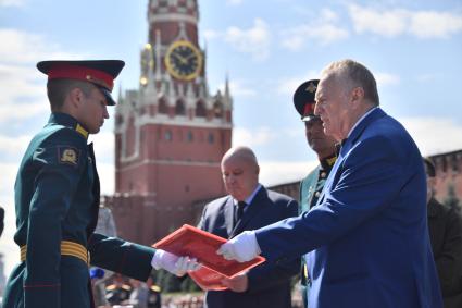 Москва. Руководитель фракции`Либерально-демократическая партия России` (ЛДПР) в Государственной Думе РФ Владимир Жириновский во время торжественной церемонии вручения дипломов и нагрудных знаков об окончании выпускникам Московского высшего общевойскового командного училища на Красной площади.