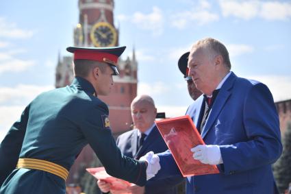 Москва. Руководитель фракции`Либерально-демократическая партия России` (ЛДПР) в Государственной Думе РФ Владимир Жириновский во время торжественной церемонии вручения дипломов и нагрудных знаков об окончании выпускникам Московского высшего общевойскового командного училища на Красной площади.