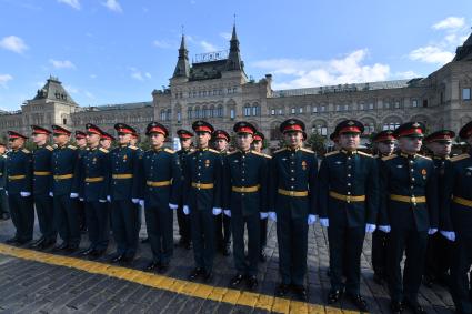 Москва. Выпускники Московского высшего общевойскового командного училища перед началом торжественной церемонии вручения дипломов и нагрудных знаков об окончании училища на Красной площади.