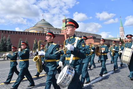 Москва. Военный оркестр во время торжественной церемонии вручения дипломов и нагрудных знаков выпускникам Московского высшего общевойскового командного училища на Красной площади.