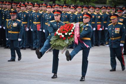 Москва. Выпускники Московского высшего общевойскового командного училища во время возложения венка к Вечному огню на Могиле Неизвестного солдата в Александровском саду после торжественной церемонии вручения курсантам дипломов и нагрудных знаков об окончании училища на Красной площади .