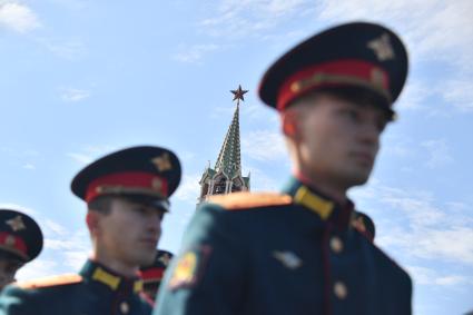 Москва. Выпускники Московского высшего общевойскового командного училища перед началом торжественной церемонии вручения дипломов и нагрудных знаков об окончании училища на Красной площади.