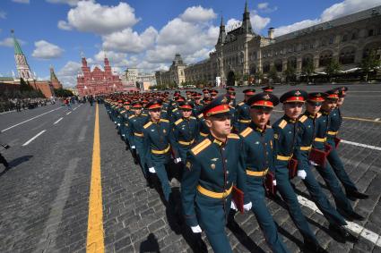 Москва. Выпускники Московского высшего общевойскового командного училища после торжественной церемонии вручения дипломов и нагрудных знаков об окончании училища на Красной площади.