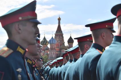 Москва. Выпускники Московского высшего общевойскового командного училища перед началом торжественной церемонии вручения дипломов и нагрудных знаков об окончании училища на Красной площади.