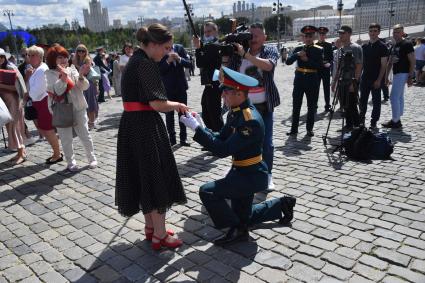 Москва. Выпускник Московского высшего общевойскового командного училища делает предложение девушке после торжественной церемонии вручения дипломов и нагрудных знаков об окончании училища на Красной площади.