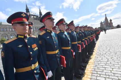 Москва. Выпускники Московского высшего общевойскового командного училища во время торжественной церемонии вручения дипломов и нагрудных знаков об окончании училища на Красной площади.