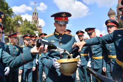 Москва. Выпускники Московского высшего общевойскового командного училища после торжественной церемонии вручения дипломов и нагрудных знаков об окончании училища на Красной площади.