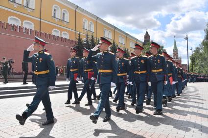 Москва. Выпускники Московского высшего общевойскового командного училища во время торжественной церемонии вручения дипломов и нагрудных знаков об окончании училища на Красной площади.