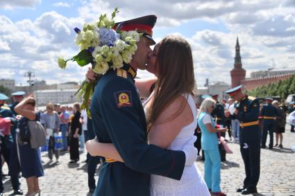 Москва. Выпускники Московского высшего общевойскового командного училища во время торжественной церемонии вручения дипломов и нагрудных знаков об окончании училища на Красной площади.