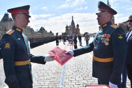 Москва. Выпускники Московского высшего общевойскового командного училища во время торжественной церемонии вручения дипломов и нагрудных знаков об окончании училища на Красной площади.