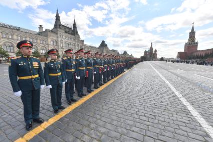 Москва. Выпускники Московского высшего общевойскового командного училища во время торжественной церемонии вручения дипломов и нагрудных знаков об окончании училища на Красной площади.