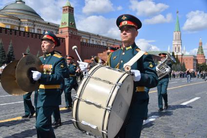 Москва. Военный оркестр во время торжественной церемонии вручения дипломов и нагрудных знаков выпускникам Московского высшего общевойскового командного училища на Красной площади.