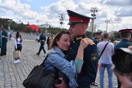 Москва. Выпускник Московского высшего общевойскового командного училища после торжественной церемонии вручения дипломов и нагрудных знаков об окончании училища на Красной площади.