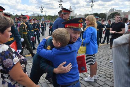 Москва. Выпускник Московского высшего общевойскового командного училища после торжественной церемонии вручения дипломов и нагрудных знаков об окончании училища на Красной площади.