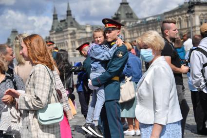 Москва. Выпускник Московского высшего общевойскового командного училища после торжественной церемонии вручения дипломов и нагрудных знаков об окончании училища на Красной площади.