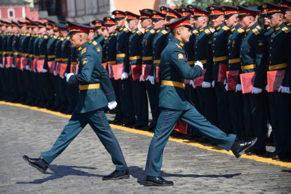 Москва. Выпускники Московского высшего общевойскового командного училища во время торжественной церемонии вручения дипломов и нагрудных знаков об окончании училища на Красной площади.