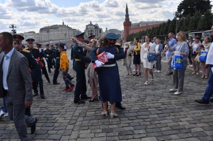 Москва.Выпускник Московского высшего общевойскового командного училища после торжественной церемонии вручения дипломов и нагрудных знаков об окончании училища на Красной площади.