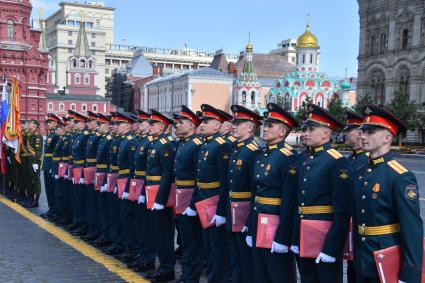 Москва. Выпускники Московского высшего общевойскового командного училища во время торжественной церемонии вручения дипломов и нагрудных знаков об окончании училища на Красной площади.