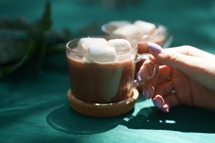 Самара. Чашка с горячим шоколадом и с маршмэллоу.