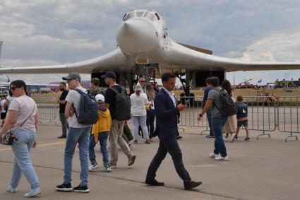 Жуковский. Посетители на Международном авиационно-космическом салоне МАКС-2021.