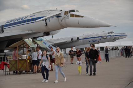 Жуковский. Посетители на Международном авиационно-космическом салоне МАКС-2021.