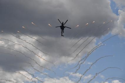 Жуковский. Ударный вертолет Ми-28Н \"Ночной охотник\" участвует в летной программе Международного авиационно-космического салона МАКС-2021.