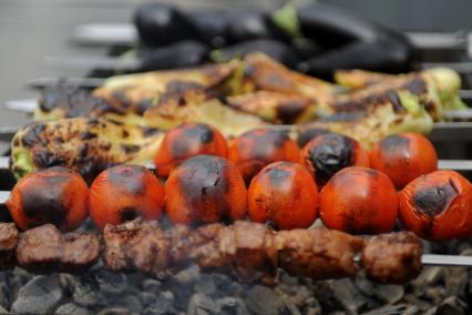 Санкт-Петербург. Южный рынок. Приготовление мяса и овощей на мангале.