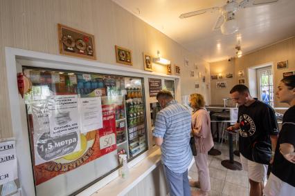 Москва. Посетители в очереди в Пончиковую в Останкино.