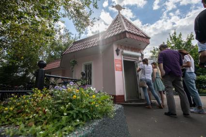 Москва. Посетители у входа в Пончиковую в Останкино.