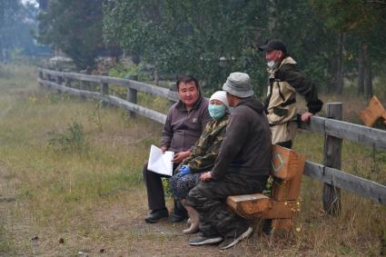 Республика Саха (Якутия). Горный район. Бясь-Кюель. Местные жители во время лесных пожаров.