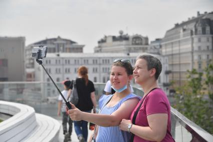 Москва. Посетители фотографируются на Парящем мосту парка Зарядье.