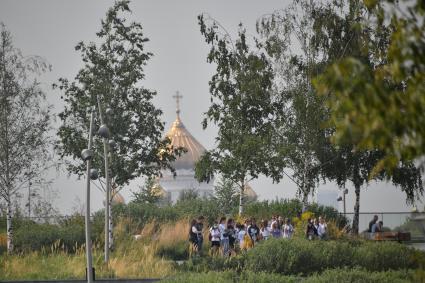 Москва. Посетители в парке Зарядье.