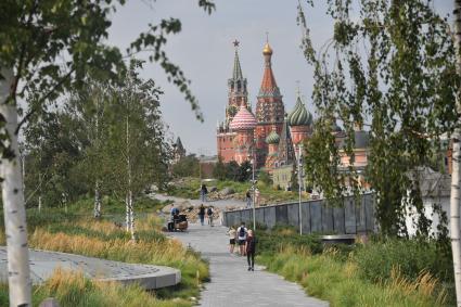 Москва. Посетители в парке Зарядье.