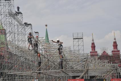 Москва. Монтаж конструкций к фестивалю `Спасская башня` на Красной площади в Москве.