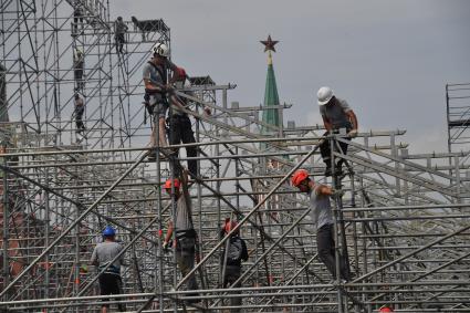 Москва. Монтаж конструкций к фестивалю `Спасская башня` на Красной площади в Москве.