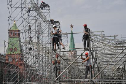 Москва. Монтаж конструкций к фестивалю `Спасская башня` на Красной площади в Москве.