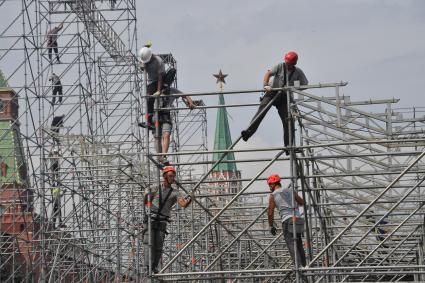 Москва. Монтаж конструкций к фестивалю `Спасская башня` на Красной площади в Москве.