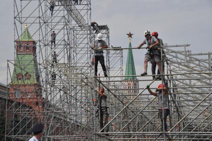 Москва. Монтаж конструкций к фестивалю `Спасская башня` на Красной площади в Москве.