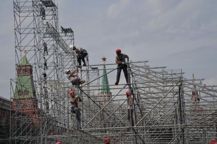 Москва. Монтаж конструкций к фестивалю `Спасская башня` на Красной площади в Москве.