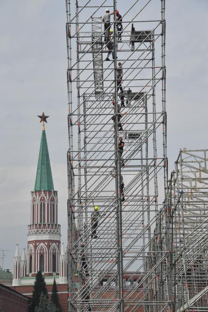 Москва. Монтаж конструкций к фестивалю `Спасская башня` на Красной площади в Москве.