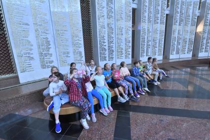 Москва. Дети  во время осмотра экспозиции `Подвиг Народа` , посвященной подвигу героев тыла, в Музее Победы на Поклонной горе.