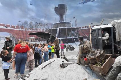 Москва. Дети  во время осмотра экспозиции `Подвиг Народа` , посвященной подвигу героев тыла, в Музее Победы на Поклонной горе.