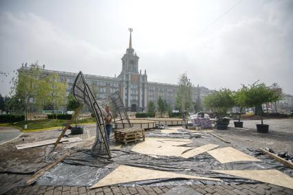 Екатеринбург. Рабочие строят временный парк на территории площади 1905 года, во время подготовки к фестивалю ландшафтного искусства \'Атмосфера\'