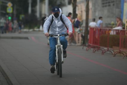 Екатеринбург. Мужчина в респираторе едет на велосипеде