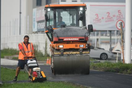 Екатеринбург. Рабочие укладывают асфальт на тротуаре