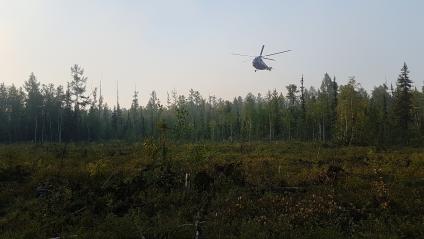 Красноярский край. Экипажем вертолета Ми-8 во время тушения лесных пожаров.