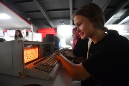 Москва. Посетители на фестивале науки и технологий Geek Picnic.