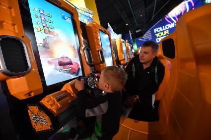 Москва. Мужчина с ребенком в игровом центре Dream Game Center на территории парка развлечений `Остров мечты`.